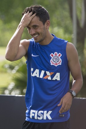 Titular, Uendel não se incomoda com 'sombra' de Fábio Santos no Timão