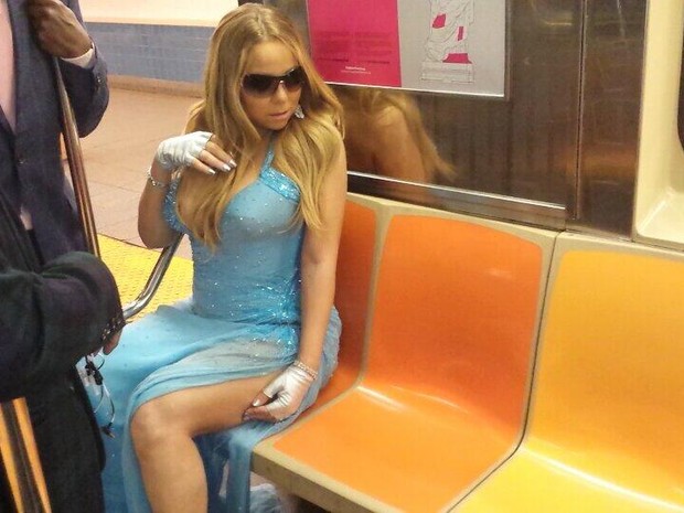 Mariah Carey no metrô de Nova York, nos Estados Unidos (Foto: Twitter/ Reprodução)