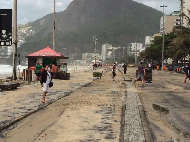 Ciclovia do Leblon foi tomada por areia (Foto: Fernanda Rouvenat/G1)