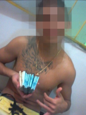 Suspeito de assalto em universidade posa para fotos com dinheiro do crime (Foto: Divulgação/Polícia Civil)