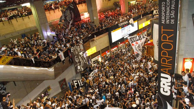 Torcida Corinthians embarque aeroporto (Foto: Gustavo Tilio / Globoesporte.com)