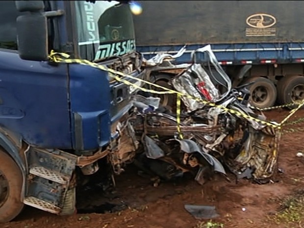 Acidente mata motorista e deixa picape irreconhecível na GO-174, em Goiás (Foto: Reprodução/TV Anhanguera)