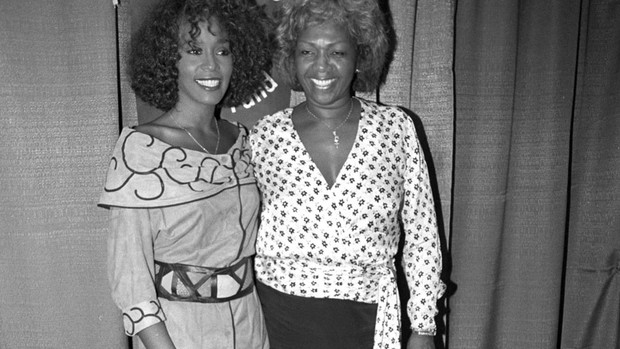 Whitney Houston com sua mãe, Cissy Houston, em Nova York em 1988 (Foto: Mark Peterson/Arquivo/Reuters)