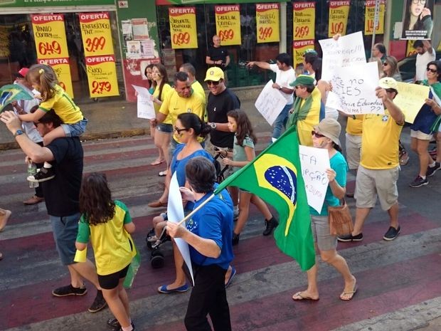 Polícia Militar estima 1,2 mil participantes em protesto pelas ruas de Tatuí neste domingo (Foto: Caio Silveira/G1)