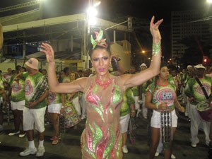 A rainha de bateria Gracyanne Barbosa esbanjou simpatia (Foto: Priscilla Souza/G1)