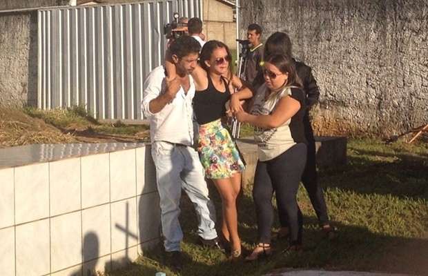 Filha de dançarina precisou ser amparada por parentes durante enterro (Foto: Vitor Santana/G1)