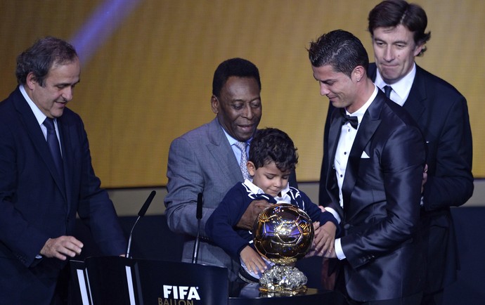 Pele e filho do Cristiano Ronaldo, bola de outro da FIFA (Foto: AFP)
