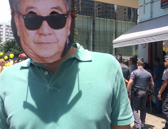 Manifestante com uma máscara de "Japonês da PF", na Avenida Paulista. O japonês Newton Ishii ficou famoso por levar para a prisão suspeitos da operação Lava Jato (Foto: Teresa Perosa)