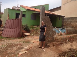 A dona de casa Luzia de Carvalho Levita ficou uma semana sem dormir após tornado (Foto: Jéssica Pimentel / G1)