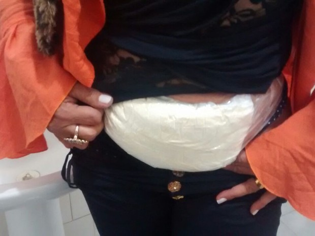 Droga estava amarrada em volta da barriga da mulher (Foto: Polícia Rodoviária/Divulgação) Droga estava amarrada em volta da barriga da mulher (Foto: Polícia Rodoviária/Divulgação)