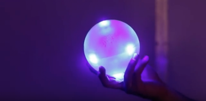 A bola é iluminada pela energia gerada sem fio (Foto: Divulgação/Disney)