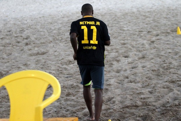 Thiaguinhose exercita na praia (Foto: Marcos Ferreira / Foto Rio News)