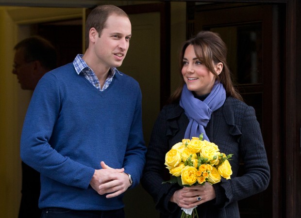 Kate deixa o hospital ao lado do marido, William (Foto: AP)