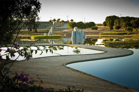 Burle Marx assina o paisagismo da Praça Cívica (Praça dos Cristais), em Brasília, construída em 1970. Além dos jardins, as esculturas de concreto aparente são dele também