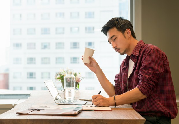 Saiba como se adaptar às mudanças e a prática de melhoria contínua no trabalho (Foto: Sunwoo Jung via Getty Images) Carreira, trabalho, café, home office, futuro do trabalho, computador (Foto: Sunwoo Jung via Getty Images)