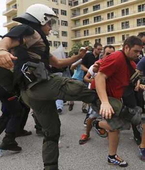 Polícia e manifestantes gregos entram em confronto em Atenas (Reuters)