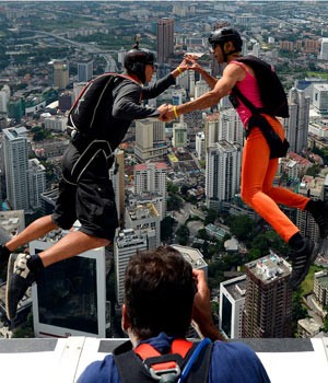 Dupla salta de torre de 420 m 
em evento esportivo na Malásia (AFP)