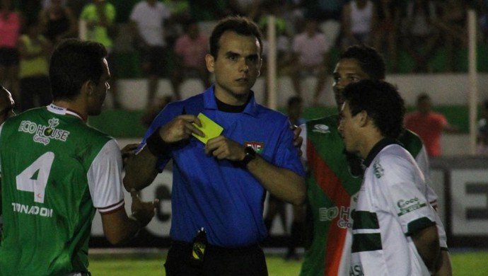 Árbitro Leandro Saraiva é cercado por jogadores do Alecrim (Foto: Gabriel Peres/Divulgação)