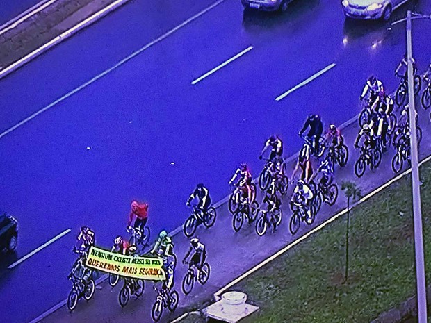 Grupo de ciclistas pedala em protesto contra o assassinato de colega ocorrido em Samambaia, no DF (Foto: TV Globo/Reprodução)