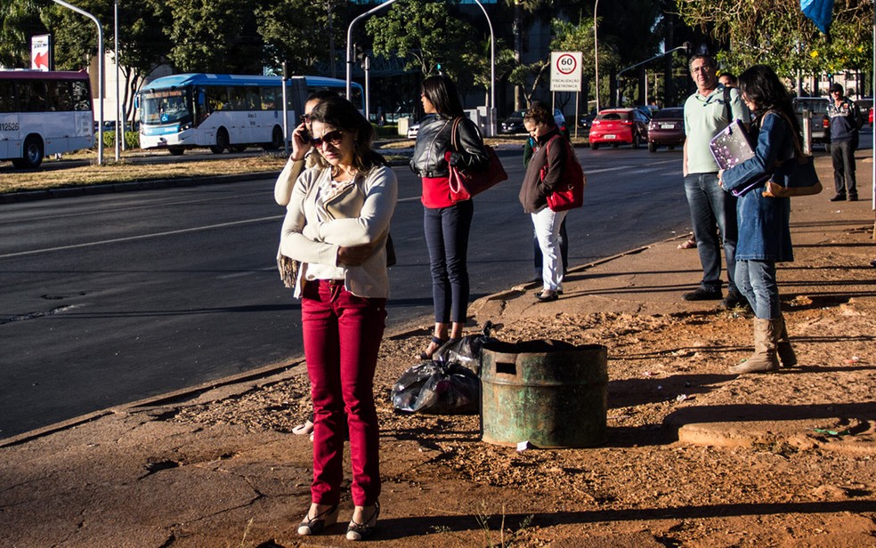 Moradores do DF enfrentam frio em parada de ônibus da Asa Norte, em Brasília (Foto: Mateus Vidigal/G1)