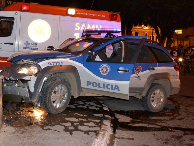 Viatura da Polícia Militar se envolveu em acidente em Vitória da Conquista (Foto: Anderson Oliveira / Blog do Anderson)