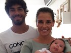 Deborah Secco posa com a filha, Maria Flor, e o marido, Hugo Moura