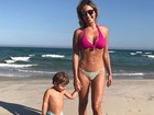 Luisa Mell aproveita praia ao lado do filho e exibe barriga chapada
