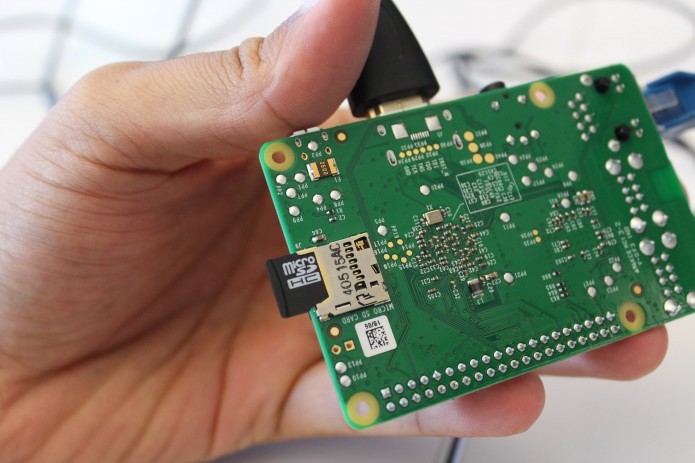 Console Retro: conecte o cartão micro SD no seu Raspberry Pi (Foto: Reprodução/PC World)