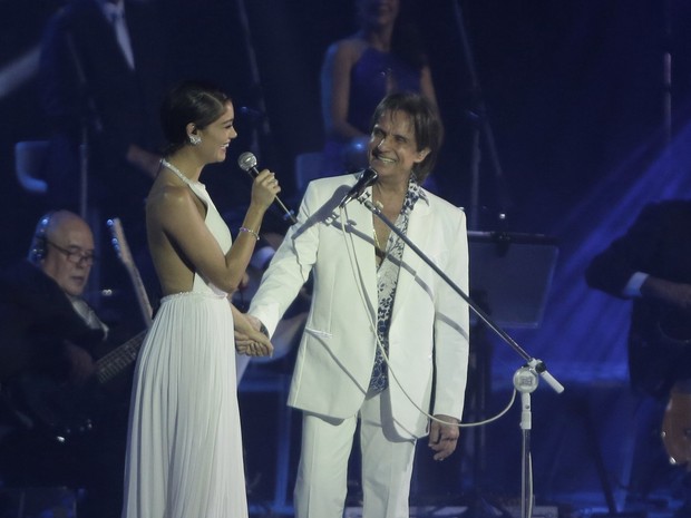 Sophie Charlotte canta com Roberto Carlos em show no Rio (Foto: Marcello Sá Barretto e Alex Palarea/ Ag. News) Sophie Charlotte canta com Roberto Carlos em show no Rio (Foto: Marcello Sá Barretto e Alex Palarea/ Ag. News)