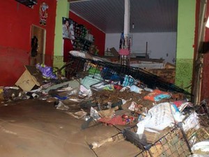 Interior de loja ficou destruído após temporal em Itaoca, no Vale do Ribeira, interior de São Paulo (Foto: Ivan Edson/VC no G1)