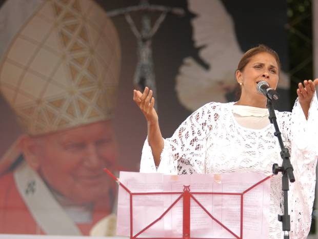 Em 2005, a cantora homenageou o Papa João Paulo II em apresentação na avenida de mesmo nome, em Belém. (Foto: Cristino Martins/OLiberal)