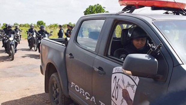 Viaturas da Polícia Militar em frente à Penitenciária Agrícola de Monte Cristo, em Roraima (Foto: Reprodução/TV Globo)