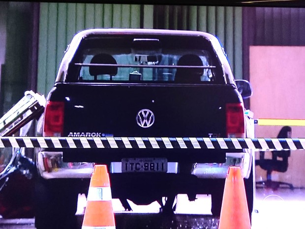 Carro que invadiu sede do Ministério da Fazenda, em Brasília (Foto: TV Globo/Reprodução) Carro que invadiu sede do Ministério da Fazenda, em Brasília (Foto: TV Globo/Reprodução)