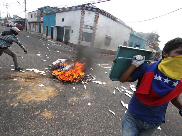 Estudantes na cidade de San Cristóbal, na Venezuela, fazem barricadas durante protesto contra redução de poderes do Parlamento (Foto: George Castellano/AFP)