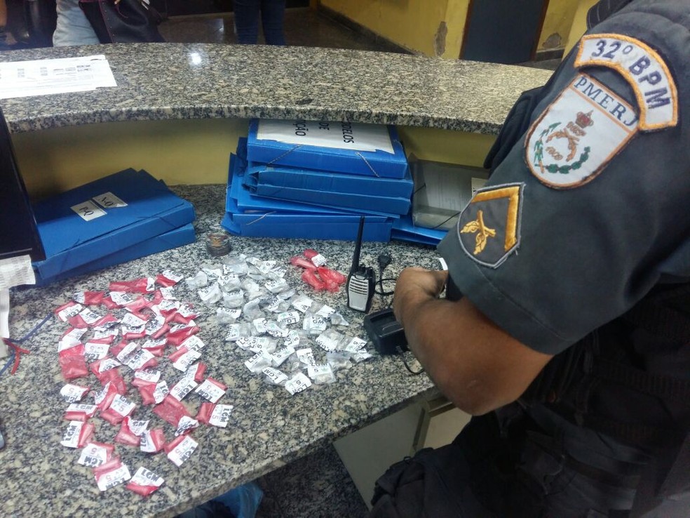 Drogas foram encontradas com o adolescente no Lagomar, em Macaé, no RJ (Foto: Divulgação/ Polícia Militar)