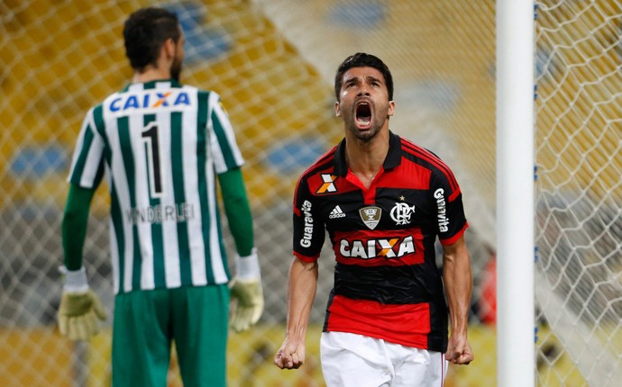 Eduardo da Silva gol Flamengo x Coritiba (Foto: Guito Moreto / O Globo)