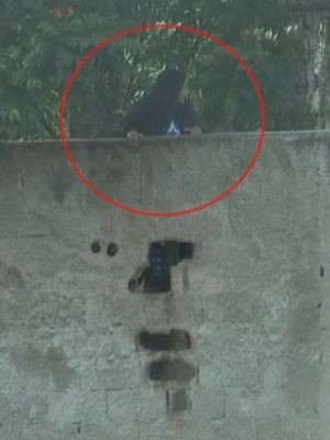 Alunos até tentaram pular o muro mas foram coibidos pela PM  (Foto: Reprodução / TV TEM)