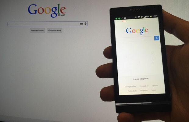 Páginas do Google exibidas no computador e no celular. (Foto: G1)