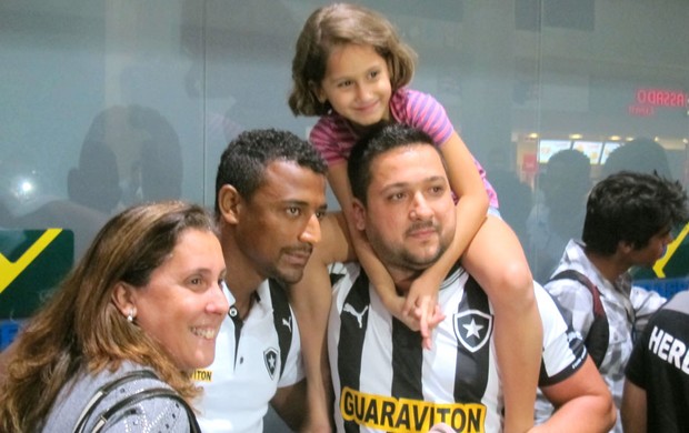 Elias Desembarque Botafogo (Foto: Thales soares)