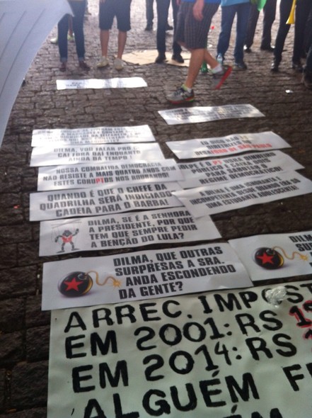 Cartazes self service no chão nas proximidades da Avenida Paulista