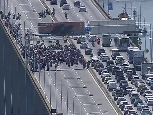 Fu8ncionários do Comperj protestam na Ponte Rio-Niterói. (Foto: Reprodução/ TV Globo)