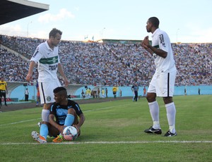 Chico e Pereira, do Coritiba, com Weverton, do Londrina (Foto: Fernando Araújo)