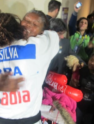 Rafaela Silva se emociona com o abraço da mãe (Foto: Thierry Gozzer) Rafaela Silva se emociona com o abraço da mãe (Foto: Thierry Gozzer)