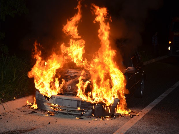 Carro pega fogo em rodovia de João Pessoa  (Foto: Walter Paparazzo/G1)