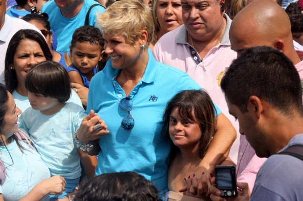 Xuxa na passeata Mundo Azul na orla do Leblon (Foto: J.Humberto/AgNews)