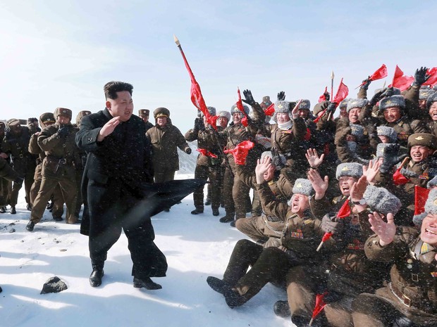 Líder da Coreia do Norte acena para tropas do exército (Foto: Reuters) Líder da Coreia do Norte acena para tropas do exército (Foto: Reuters)