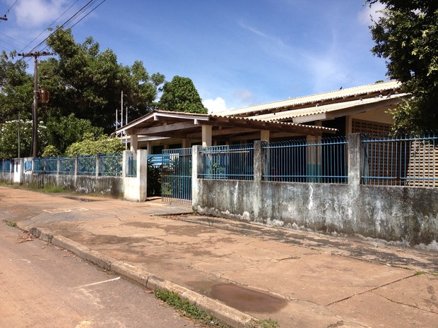 Escola estadual Major Alcides Rodrigues tem problemas estruturais e com a proliferação de pombos (Foto: Vanessa Lima)