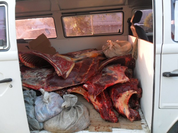 Kombi tinha 800 kg de carne de jumento. (Foto: Polícia Militar/Divulgação)