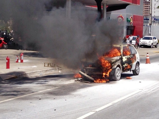 Fogo se espalhou pelo carro na Avenida Epitácio Pessoa, na capital paraibana (Foto: Walter Paparazzo/G1)