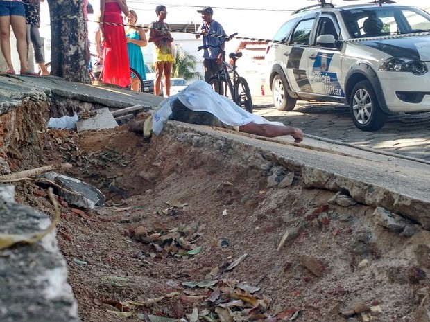Homem morreu depois de caiu de cabeça no buraco (Foto: Kaio Henrique/ TV Gazeta)